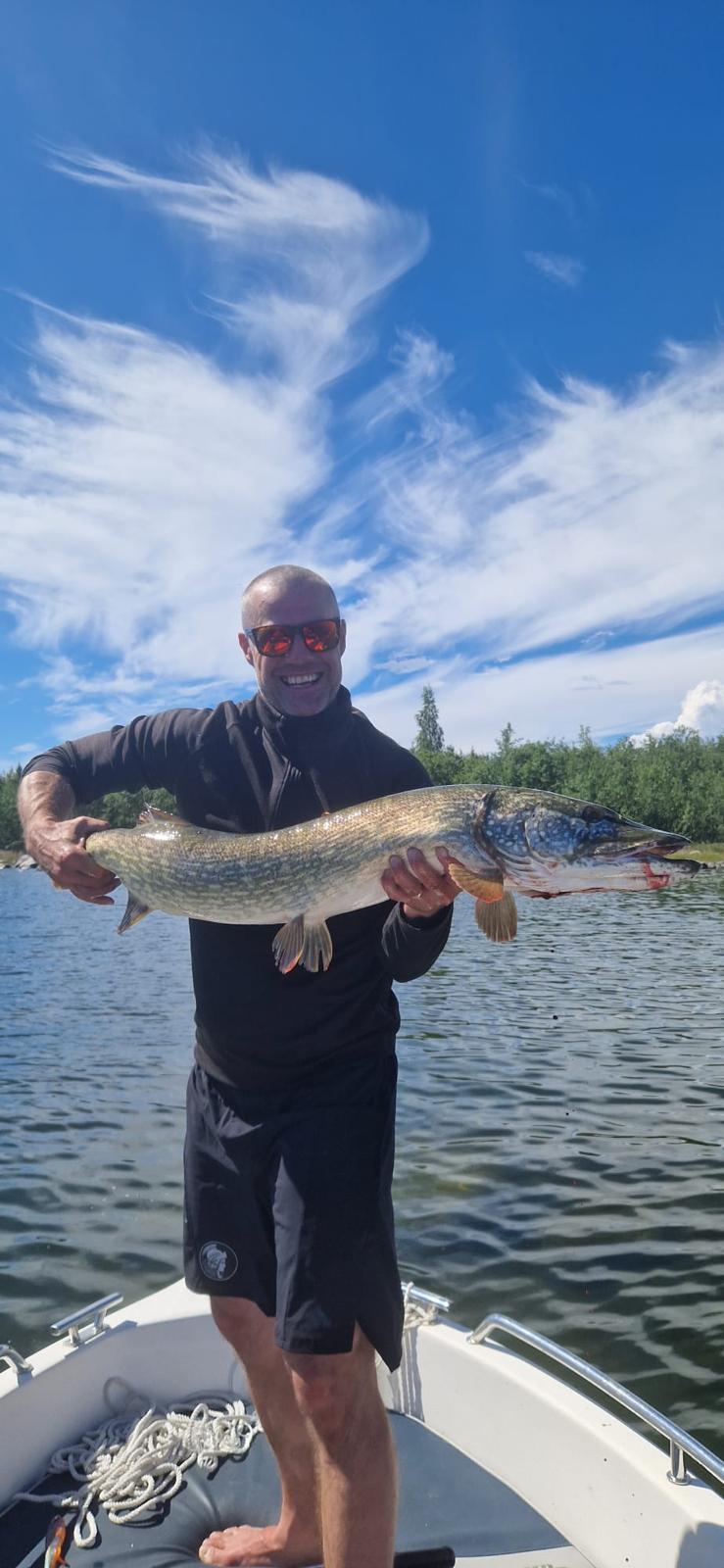 Adde Andersson med gädda i båten utanför Täfteå