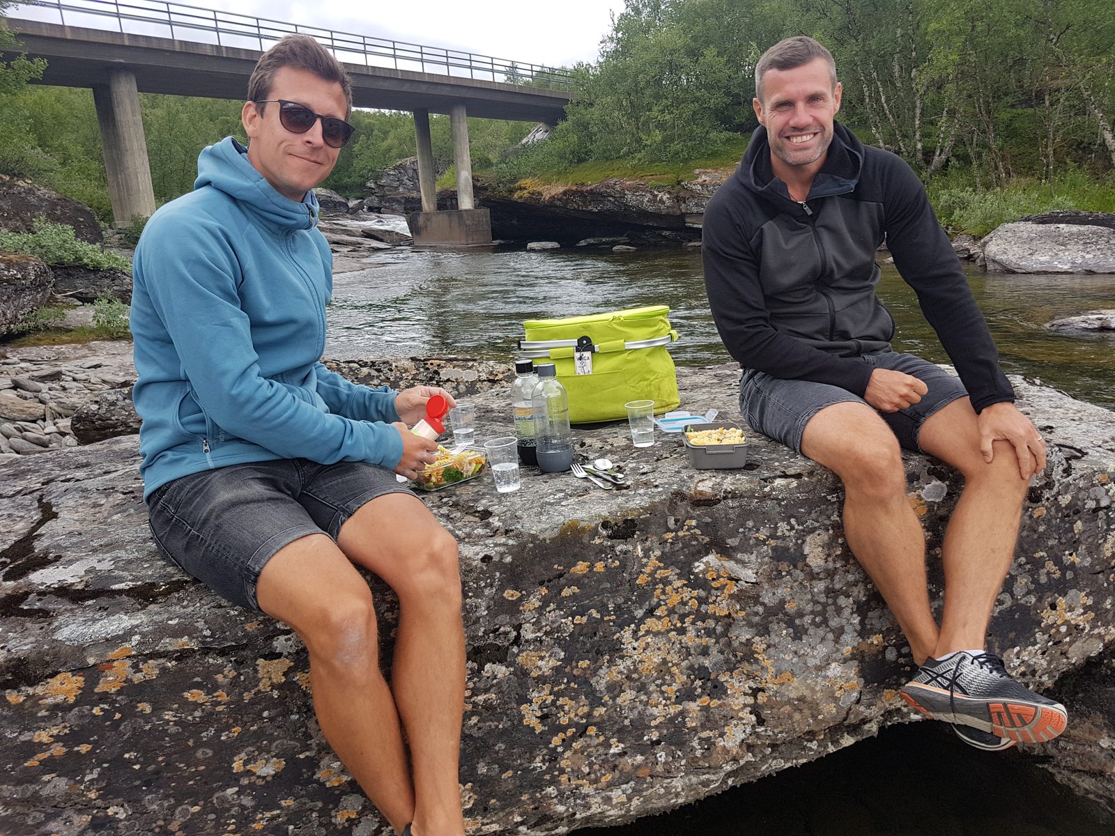 Rast vid vattnet efter fisketuren