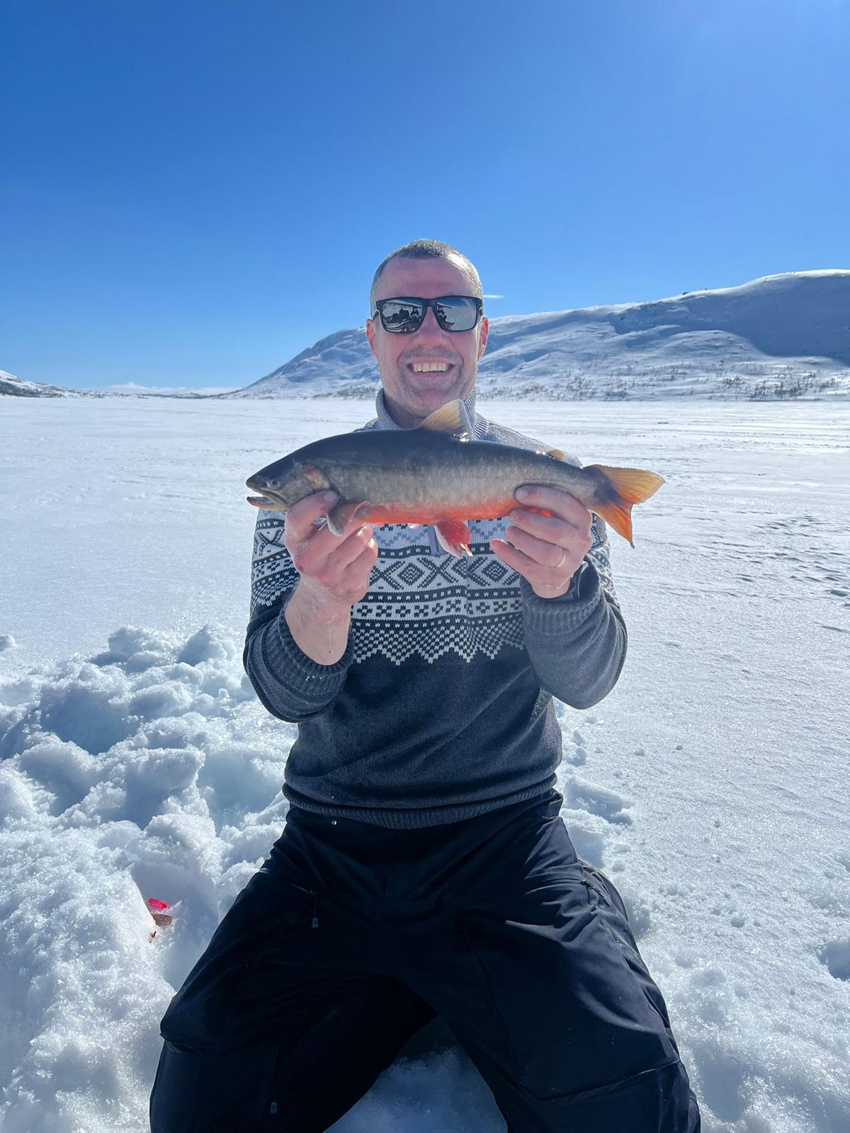 Adde med röding på isen i Kittelfjäll